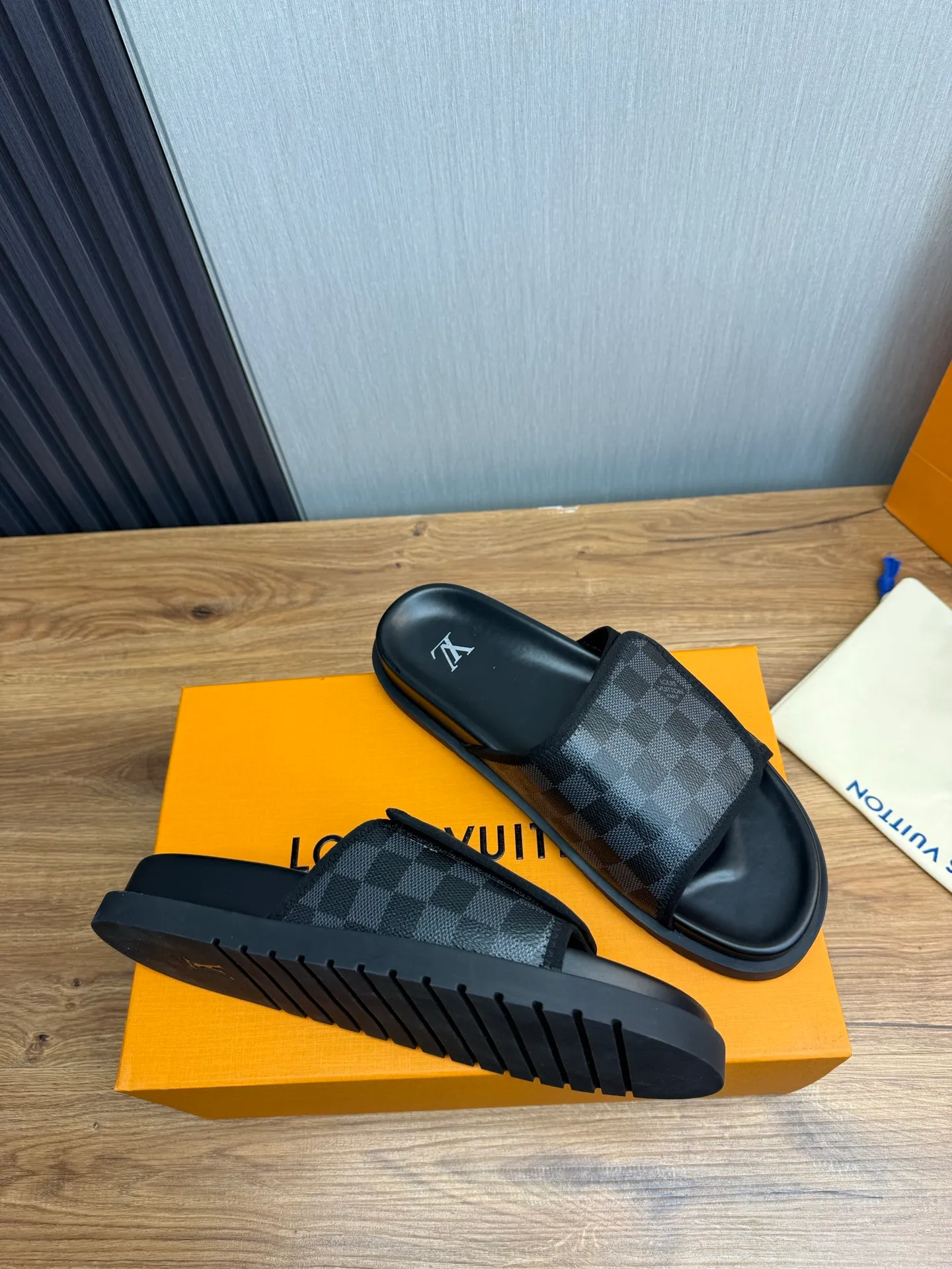 Men's shoes 💰340💰 ▪️LV's popular Little Red Book popular slippers hot sale: 1 shipment✅ Super textured and comfortable slippers, original TPU outsole. Authentic counter box drawer box packaging 🎁Size 38-45